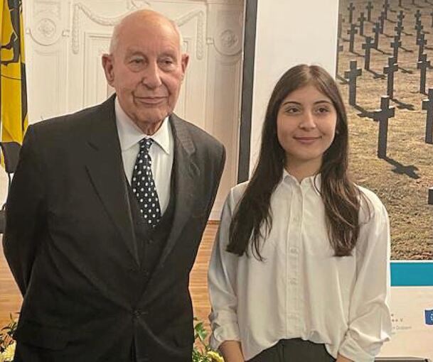 Für Sara Zor war es eine große Ehre, Berthold Maria Schenk Graf von Stauffenberg in Stuttgart zu treffen. Foto: privat