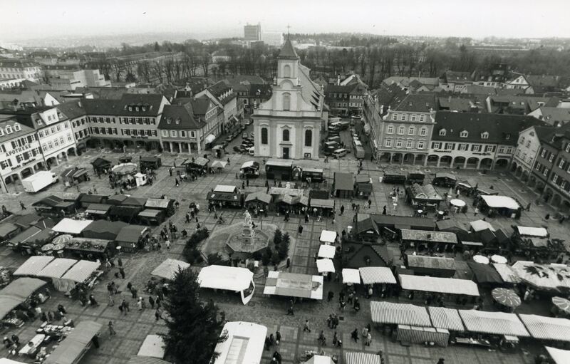 1992: Der Weihnachtsmarkt findet zum ersten Mal auf dem Marktplatz statt und teilte sich den Platz damals noch mit dem Wochenmarkt. Foto: Richard Zeller