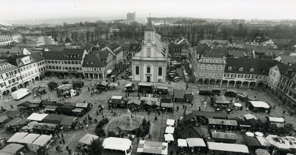 1992: Der Weihnachtsmarkt findet zum ersten Mal auf dem Marktplatz statt und teilte sich den Platz damals noch mit dem Wochenmarkt. Foto: Richard Zeller