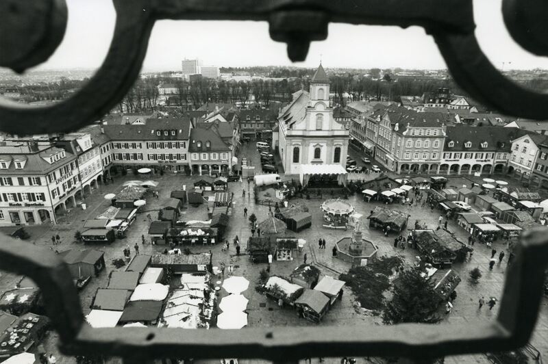 1993: Der Weihnachtsmarkt zum ersten Mal unter der Regie der Lust. die Bühne war damals vor der katholischen Kirche. Foto: LKZ-Archiv