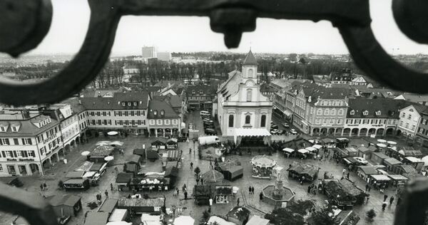 1993: Der Weihnachtsmarkt zum ersten Mal unter der Regie der Lust. die Bühne war damals vor der katholischen Kirche. Foto: LKZ-Archiv