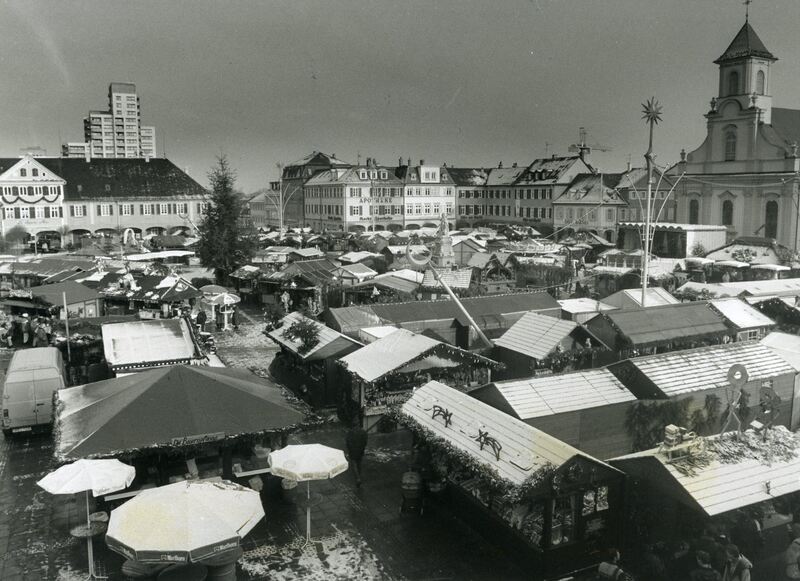 1995: Wer genau hinsieht, erkennt Mond und Sterne, die Aufhängung für die Lichttore. Foto: Alfred Drossel