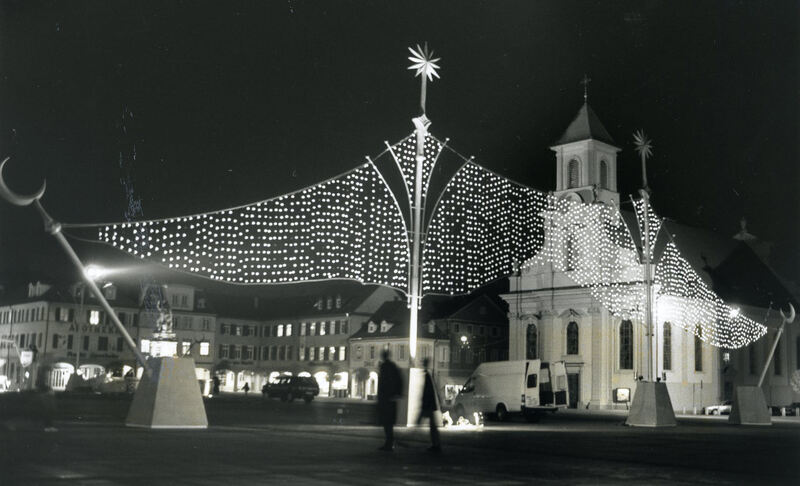 1995: Hier war der Weihnachtsmarkt schon abgebaut, die Lichttore blieben noch stehen. Sie hatten in diesem Jahr Premiere. Foto: Heide Schmidt
