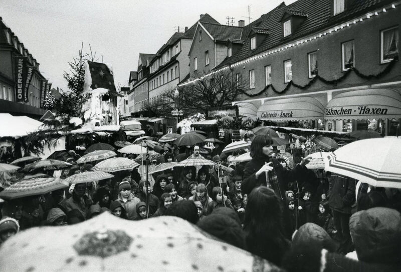 1981: Der Weihnachtsmarkt findet in der Kirch- und Asperger Straße statt. Foto: Richard Zeller