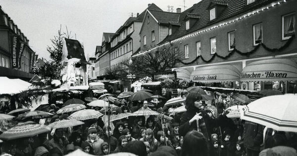 1981: Der Weihnachtsmarkt findet in der Kirch- und Asperger Straße statt. Foto: Richard Zeller