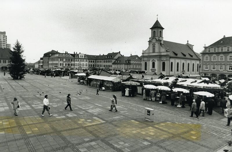 1992: Zum ersten Mal auf dem Marktplatz - doch der Weihnachtsmarkt fand nur in einer Hälfte statt. Foto: Richard Zeller