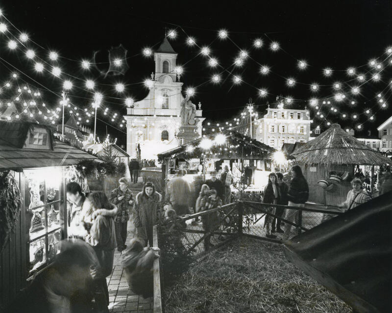 1995: Hier ist das neue Lichtkonzept zu erkennen. Außerdem gab es damals offenbar eine Kripe mit Tieren. Foto: Andrej Palacko