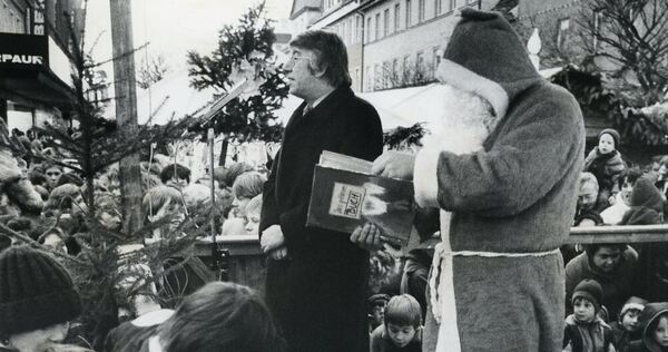 1983: Eröffnung des Weihnachtsmarktes in in der Asperger Straße. Foto: Heide Schmidt