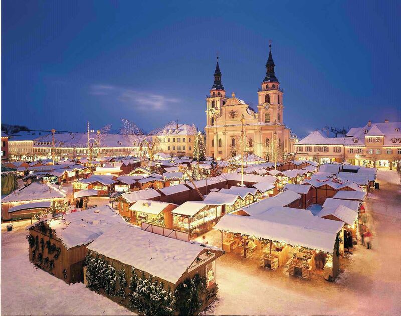 2022: Ein seltener Anblick: Schnee auf dem Weihnachtsmarkt. Foto: Tourismus & Events/p