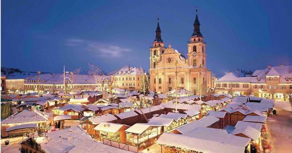 2022: Ein seltener Anblick: Schnee auf dem Weihnachtsmarkt. Foto: Tourismus & Events/p
