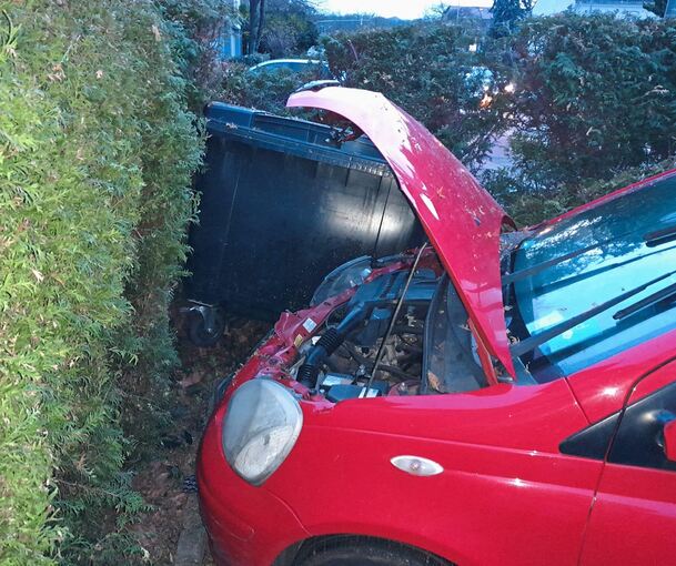 Neben den Mülltonnen bleibt das Fahrzeug stehen. Foto: KS-Images.de