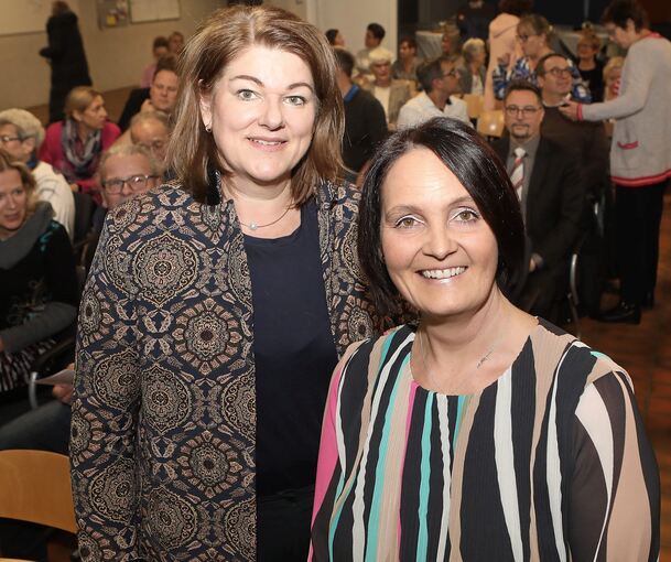 Schulrätin Denise Schwarzwälder-Kienzle (links) am Dienstagabend mit Cordula Scharpfenecker, der ersten Schulleiterin in der Geschichte der Landern-Grundschule in Markgröningen. Foto: Ramona Theiss