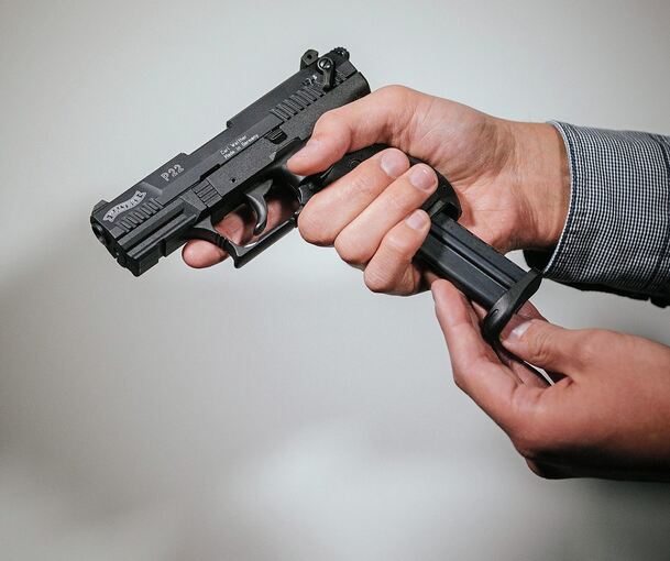 Der Unbekannte hat nach bisherigen Erkenntnissen der Polizei eine Schreckschusswaffe benutzt. Symbolfoto: dpa