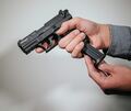 Der Unbekannte hat nach bisherigen Erkenntnissen der Polizei eine Schreckschusswaffe benutzt. Symbolfoto: dpa