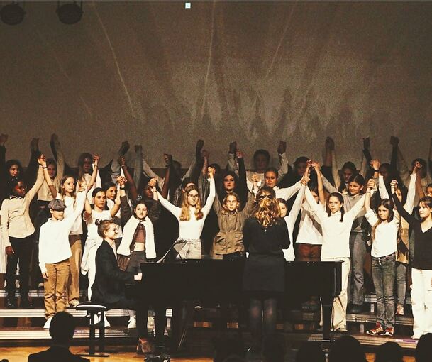 Die Gesangsklassen sechs und sieben begeistern mit dem Finale der Kinderoper „Brundibár“.Foto: Privat