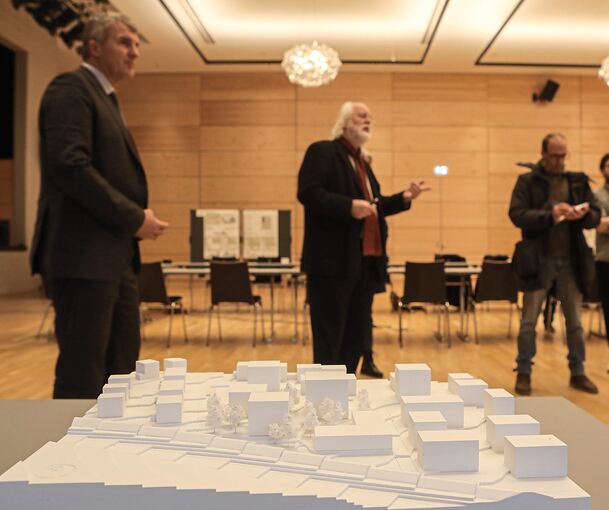 Oberbürgermeister Dirk Schönberger und der Architekt und Stadtplaner Sebastian Zoeppritz erläutern das Ergebnis des Wettbewerbs. Foto: Ramona Theiss