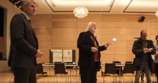 Oberbürgermeister Dirk Schönberger und der Architekt und Stadtplaner Sebastian Zoeppritz erläutern das Ergebnis des Wettbewerbs. Foto: Ramona Theiss