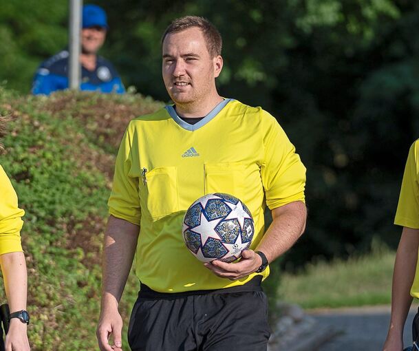 Schiedsrichter David Modro tippt die lokalen Fußballspiele