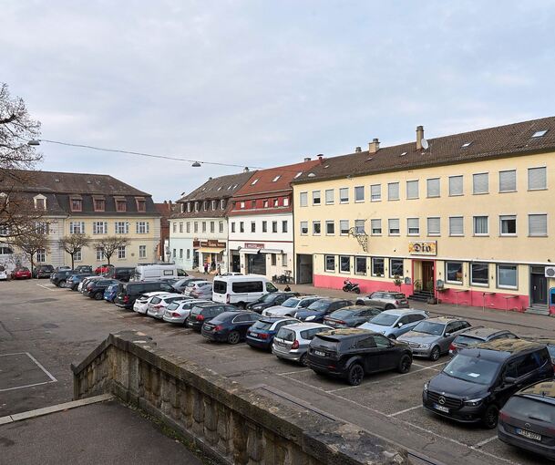 Platzgestaltung? Fehlanzeige. Autos dominieren das Bild auf dem Karlsplatz und das soll auch so bleiben. Foto: Andreas Becker