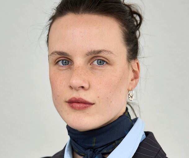 „Für ein Seminar früh aufzustehen, macht mir nichts aus, weil ich so Bock habe“: Alina Thiemann brennt für ihr Schauspiel-Studium an der ADK. Foto: Andreas Becker