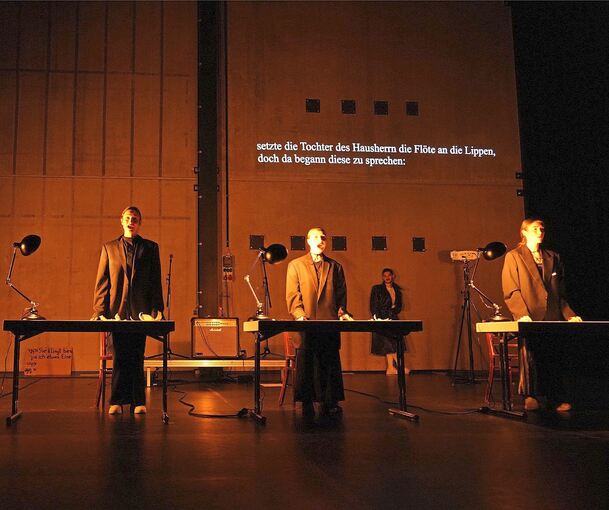 Hochaktuell und relevant: „My Head is full of fog“ an der Akademie für Darstellende Kunst. Foto: Steven M. Schultz/ADK/p