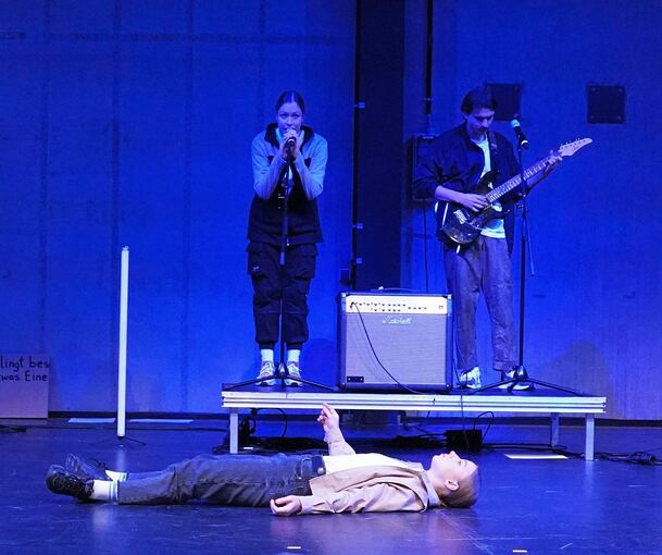 Hochaktuell und relevant: „My Head is full of fog“ an der Akademie für Darstellende Kunst. Foto: Steven M. Schultz/ADK/p