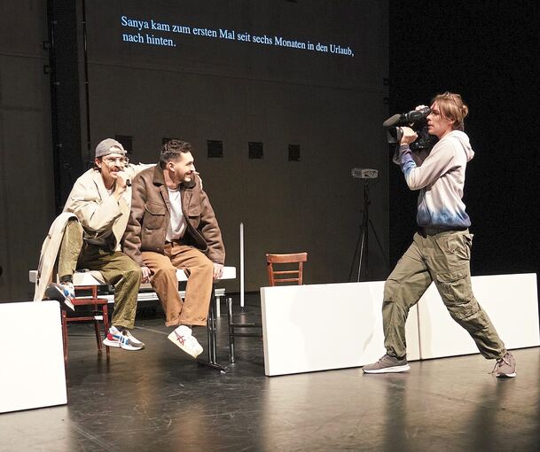 Hochaktuell und relevant: „My Head is full of fog“ an der Akademie für Darstellende Kunst. Foto: Steven M. Schultz/ADK/p