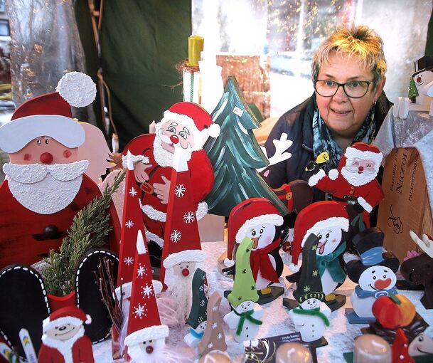 Sibylle Messer zeigt ihre bunte Weihnachtsdekoration. Fotos: Alfred Drossel