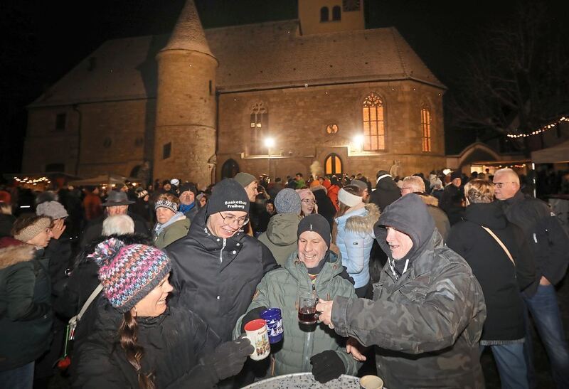 In Asperg werden sich vor der Michaelskirche die Hände an Punsch-, Glühwein- oder Krambambuligläsern gewärmt.
