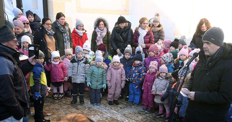 In Freudental wurde der Adventzauber eröffnet, zusammen mit Kindergartenkindern.