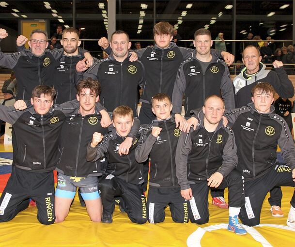 Das Meisterteam des KSV: (stehend von links) Trainer Tim Schmidt, Piotr Chelek, Przemyslaw Maczak, Tom Ulamec, Philipp Bühler und Trainer Edgar Thomas. Vordere Reihe (von links): Levi Ulamec, Benedikt Glock, Daniel Schweng, Alexander Schweng, Andrani