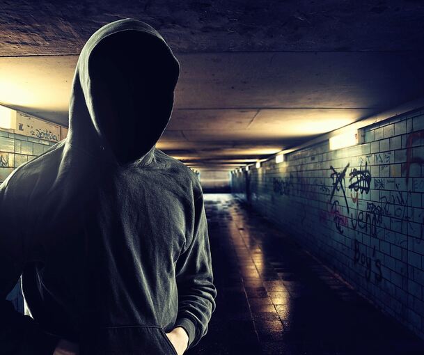 Die Polizei sucht einen Räuber mit südländischem Aussehen und einem Vollbart. Die Polizei sucht einen Räuber mit südländischem Aussehen und einem Vollbart.