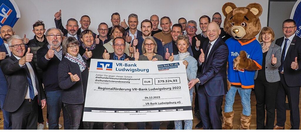 Der Vorstand der VR-Bank gemeinsam mit vielen Vertretern der Einrichtungen. Foto: Holm Wolschendorf