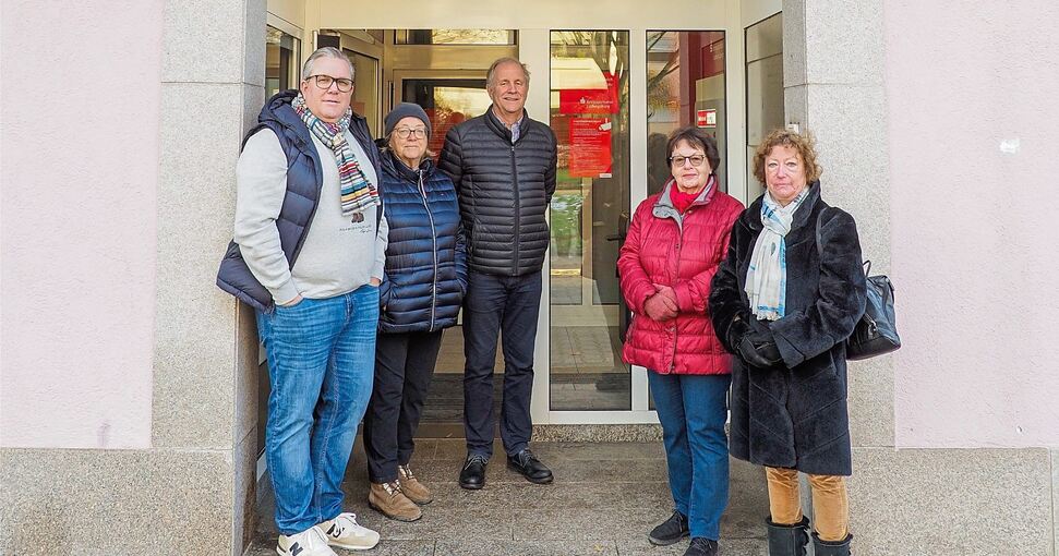 Kritisieren die Schließung des Geldautomaten in Tamm-Hohenstange: (von links) Christoph Scherbaum, Renate und Andreas Richter, Angelika Maier und Cornelia Wirth. Foto: Holm Wolschendorf