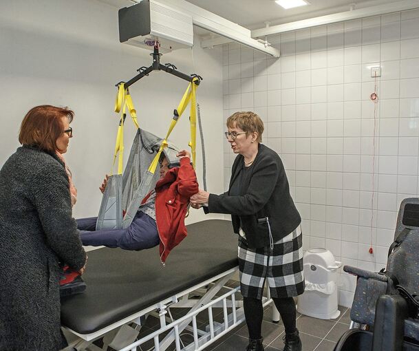 Die einzige „Toilette für alle“ im Kreis gibt es bisher auf dem Gelände des Ludwigsburger Residenzschlosses: Die Staatlichen Schlösser und Gärten richteten sie 2017 ein. Im Bild rechts: Jutta Pagel-Steidl. Archivfoto: Oliver Bürkle