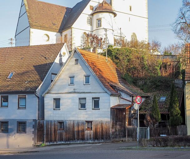 Das Haus Ludwigsburger Straße 3 in Freiberg wurde weit über dem Verkehrswert versteigert. Archivfotos: Holm Wolschendorf
