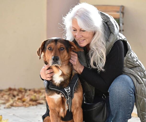 Tägliche Spaziergänge mit Bulli halten Bettina Bihr, hier in einem Outfit von Heidi Höfer, in Form. Foto: Fotoatelier Füßinger/p