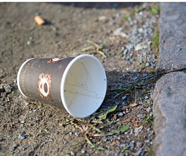 Ein achtlos weggeworfener Kaffeebecher liegt auf dem Boden. Eine Arbeitskreis möchte jetzt in Freiberg gegen die zunehmende Vermüllung der Stadt vorgehen.