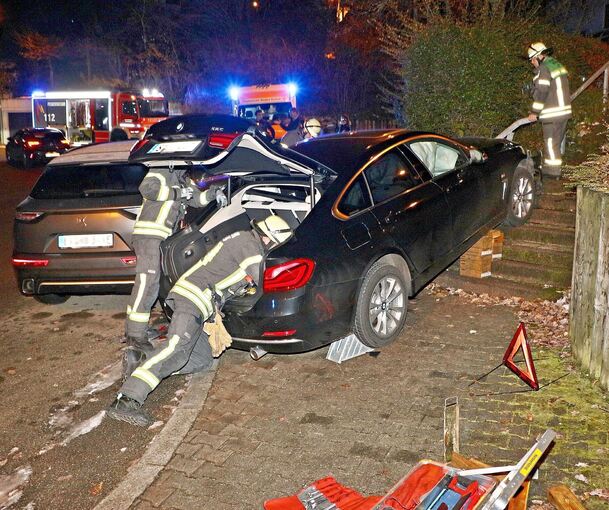 Ein Abschleppunternehmen musste das Fahrzeug nach dem Unfall von der Treppe bergen. Foto: Andreas Rometsch/KS-Images