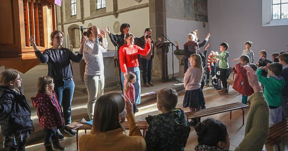 Beim Zappelphilipp-Gottesdienst werden für die Kinder kleine Bänke aufgestellt. Foto: Ramona Theiss