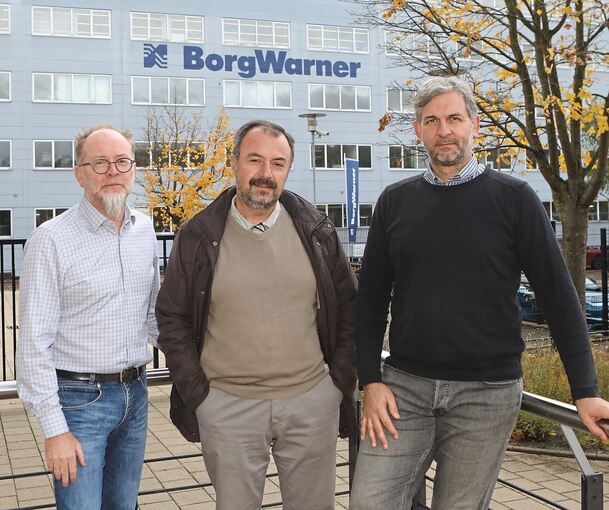 Marcus Roock, Muhsin Acar und Sven Ehrenberg (von links) vor dem BorgWarner-Werk im Ludwigsburger Westen. Foto: Ramona Theiss