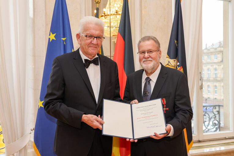 Michael Eichert (rechts)  erhält von Ministerpräsident Winfried Kretschmann die Auszeichnung. Foto: Uli Regenscheit