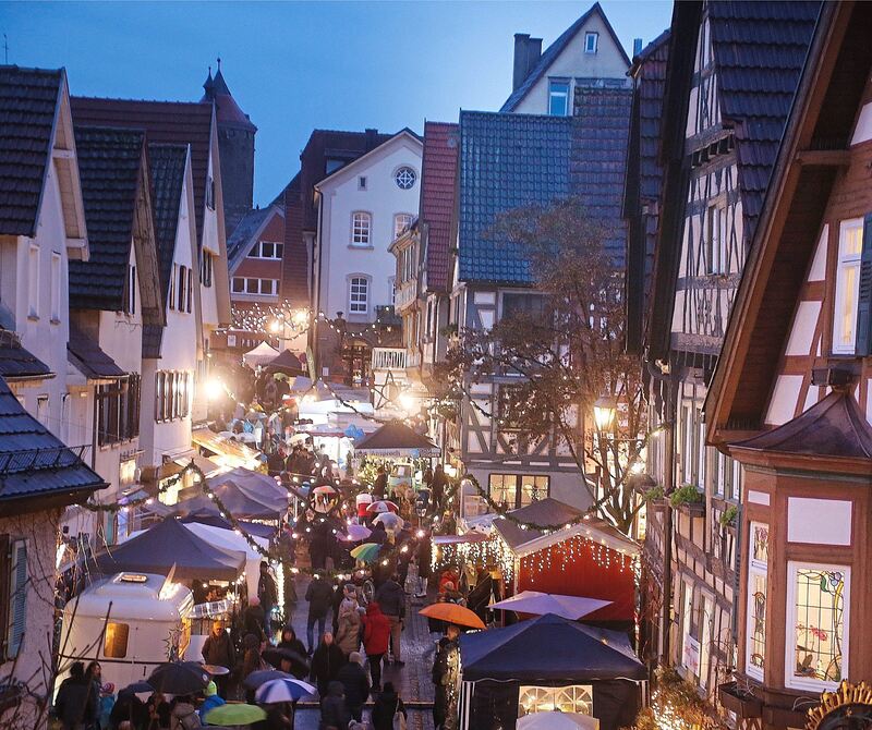 Romantisch: Die Besigheimer Kirchstraße wird mit den vielen Lichtern, Ständen und Besuchern zur Weihnachtsmeile. Fotos: Alfred Drossel