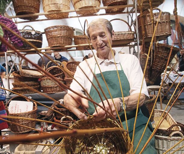 Günter Keifer zeigt beim Weihnachtsmarkt in Besigheim, wie ein Korb entsteht. Foto: Alfred Drossel