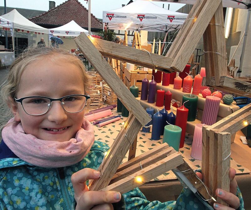 In Mundelsheim freut sich Pfarrerstöchterchen Lea über Weihnachtssterne.