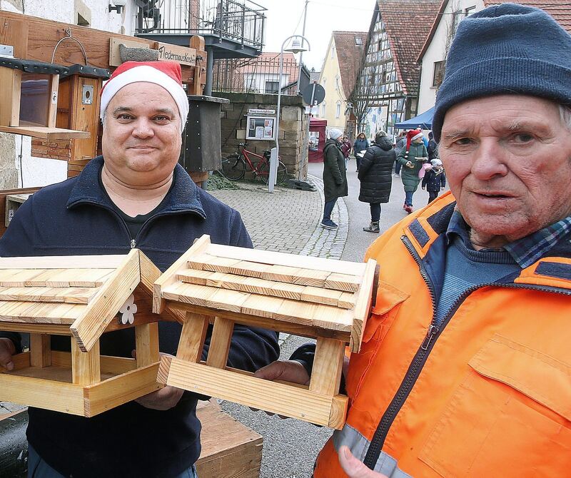 Nabu-Mitglieder haben beim Erligheimer Weihnachtsbasar Vogelfutterhäuschen verkauft.