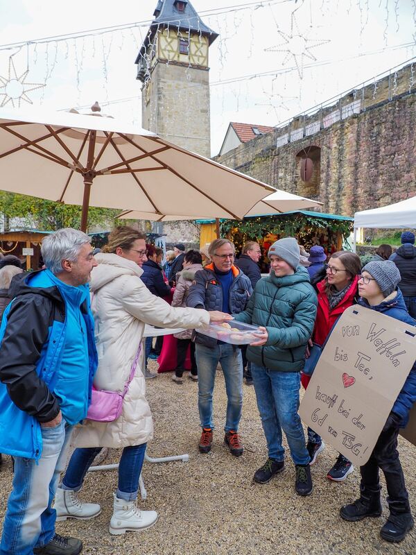 Schüler der Klasse 6d verkaufen Muffins und Waffeln auf dem Marbacher Weihnachtsmarkt für einen Schulausflug. Foto: Holm Wolschendorf
