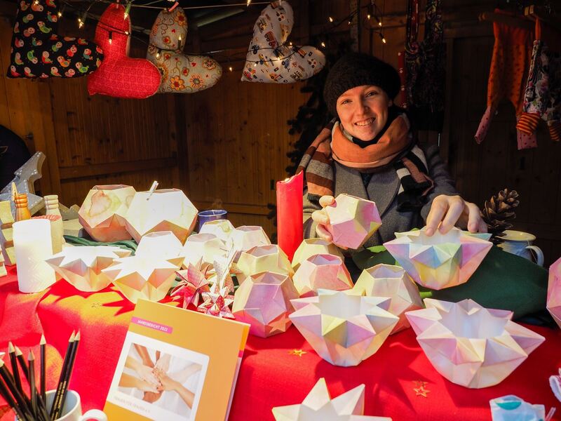 Amelie Kalt im Stand von Frauen für Frauen beim Marbacher Weihnachtsmarkt. Foto: Holm Wolschendorf