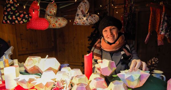 Amelie Kalt im Stand von Frauen für Frauen beim Marbacher Weihnachtsmarkt. Foto: Holm Wolschendorf