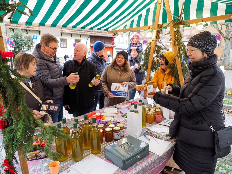 Stand der Partnerstadt Saint-Martin-de-Crau beim Markgröninger Weihnachtsmarkt. Foto: Holm Wolschendorf